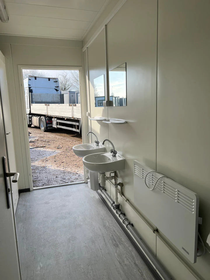 Módulo sanitário de 6×2,44 m com 5 WC