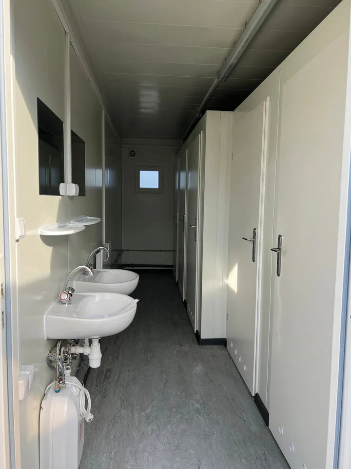 Módulo sanitário de 6×2,44 m com 5 WC